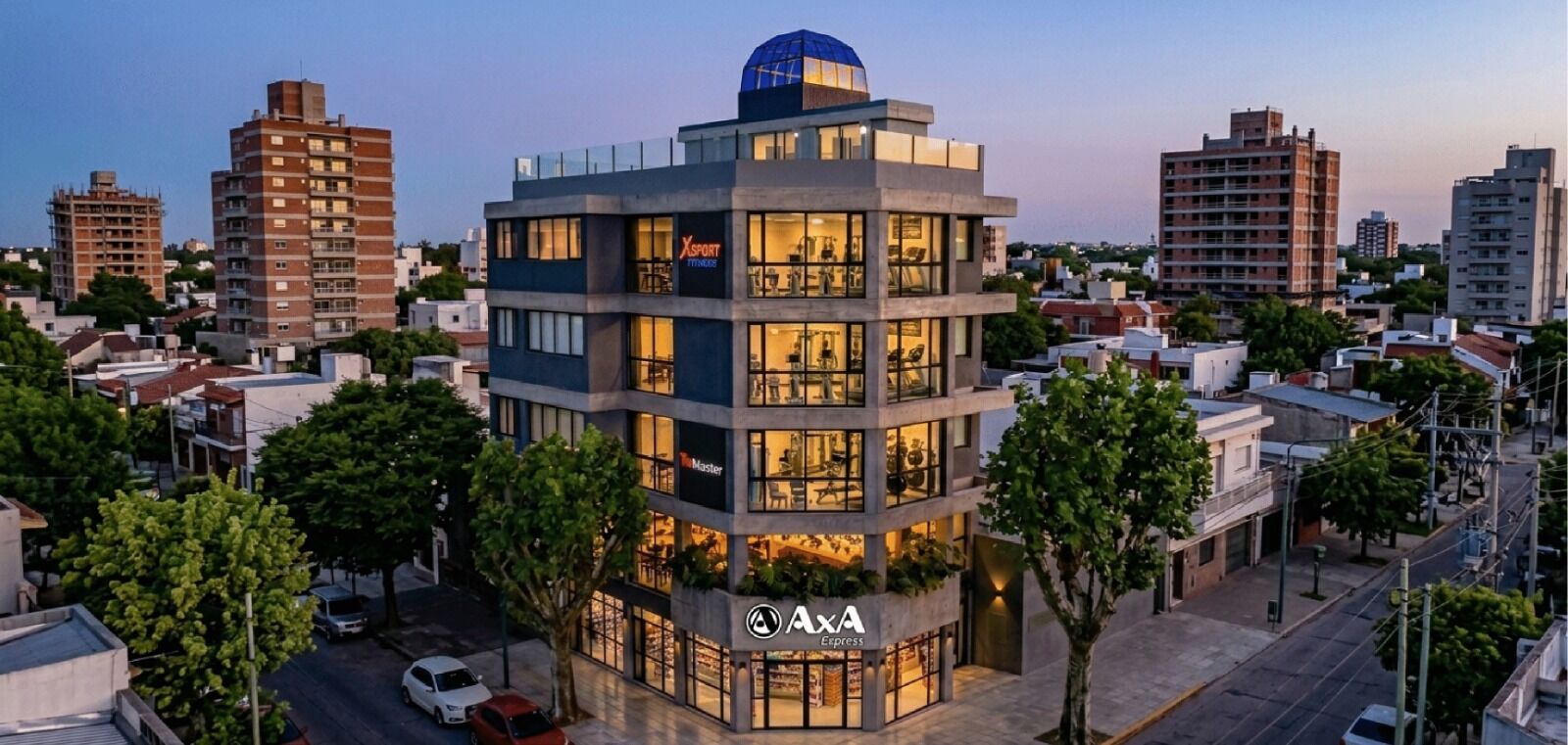 Vista aérea al atardecer de Altos del Balcón, paseo comercial vertical en la esquina de Muñoz y Charlone, San Miguel